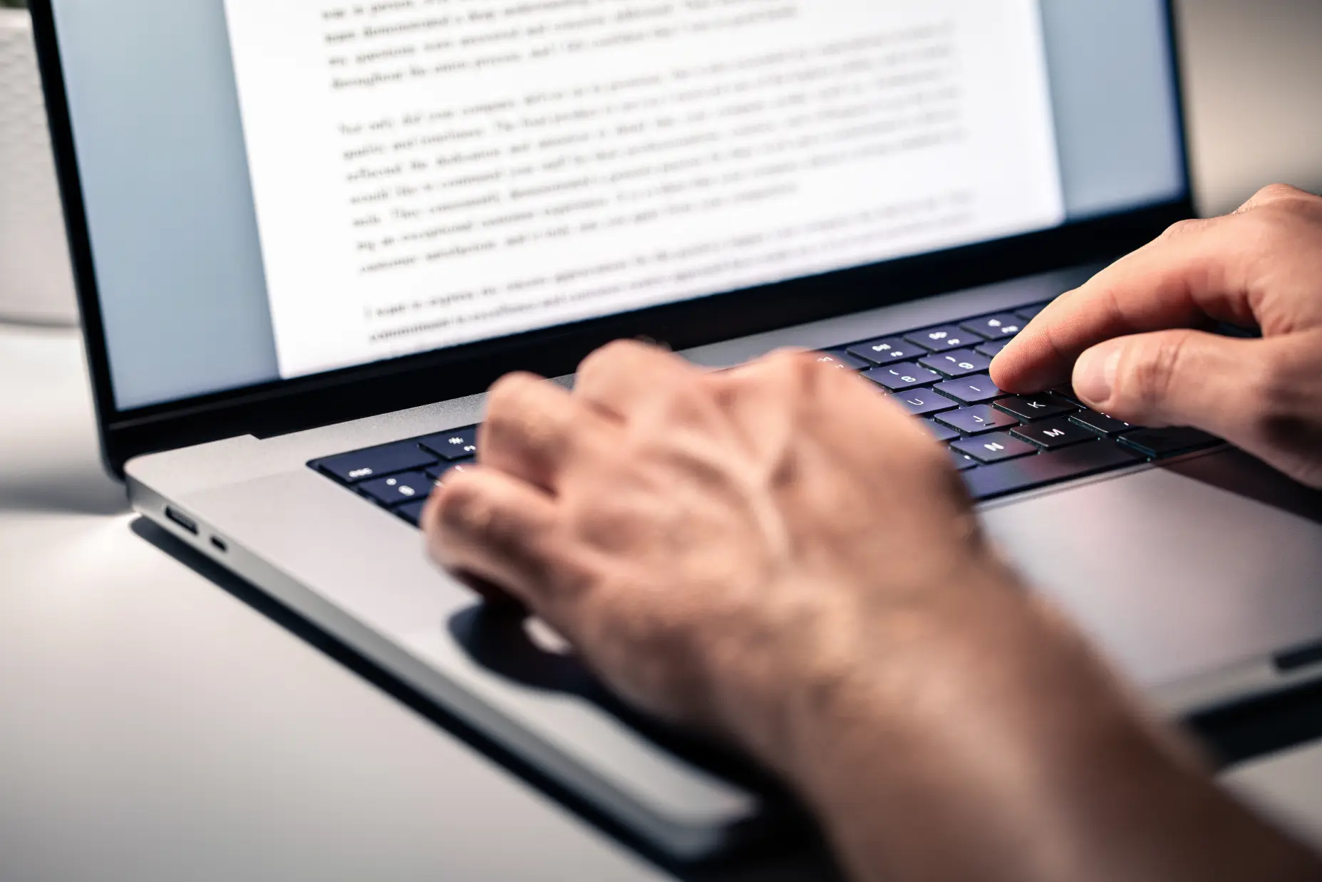 Jeune femme actualisant son CV sur ordinateur portable, représentant l’importance de maintenir son profil à jour