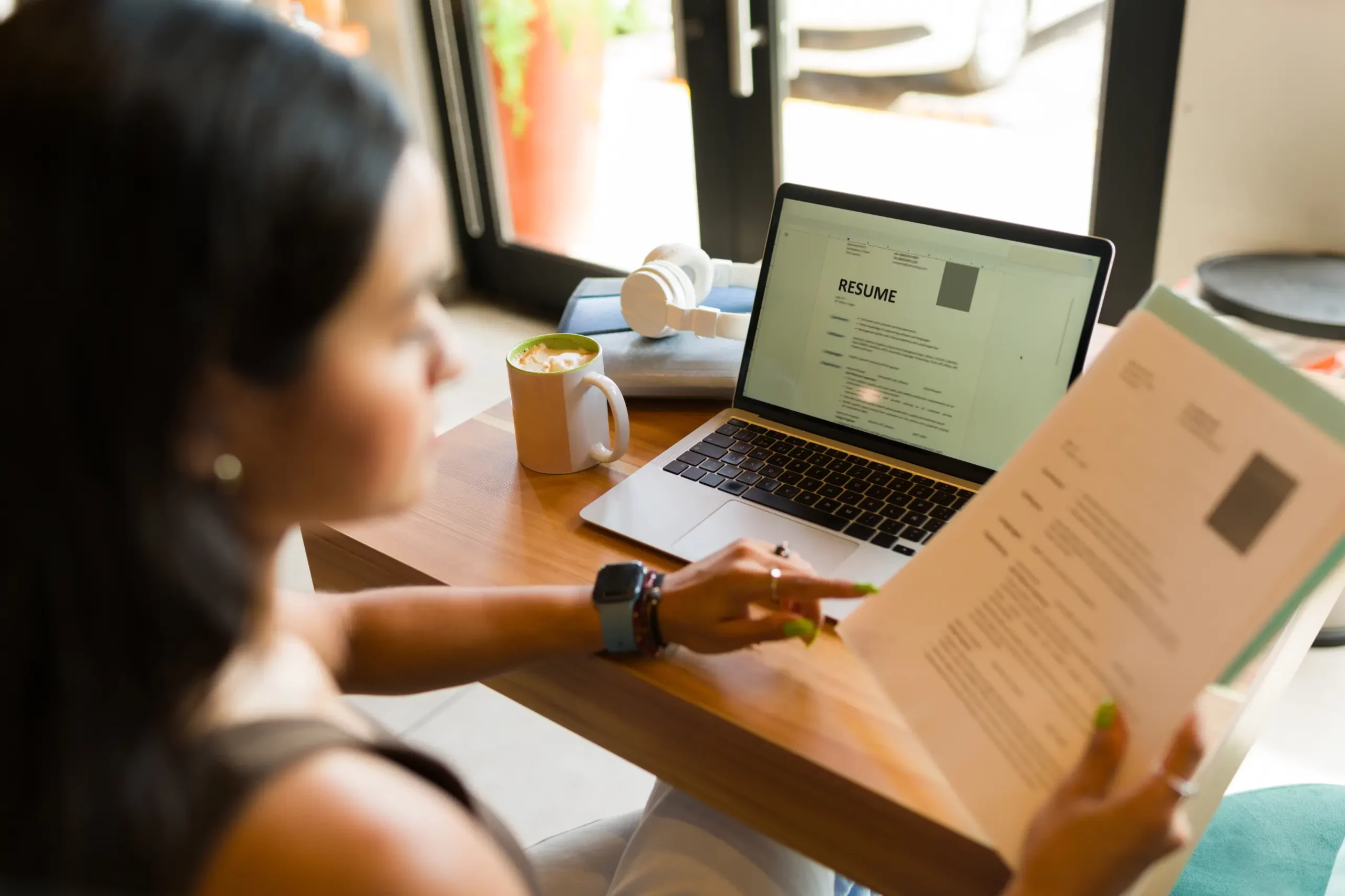 Recruteur lisant un CV pendant un entretien, illustrant l’importance d’un CV soigné